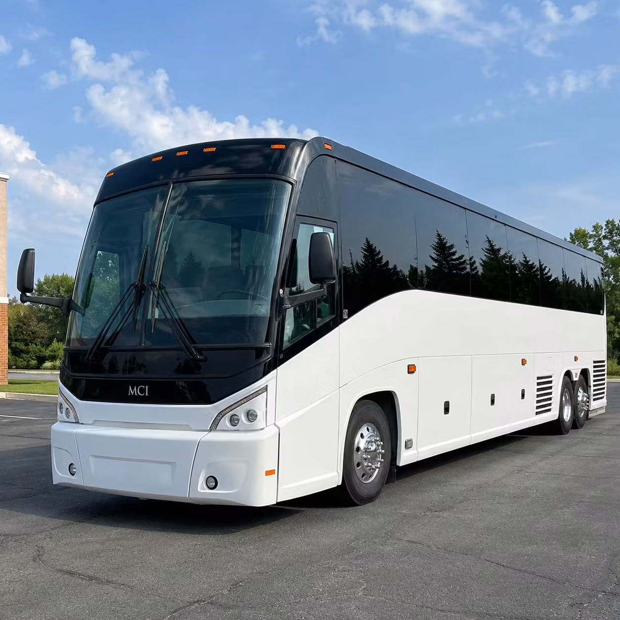 multi day bus rentals from des moines for corporate retreats sports teams and group tours